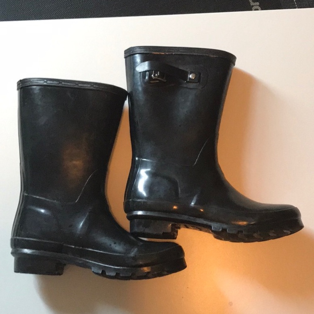 Like new kids’ black rainboots